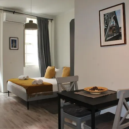 Apartment Entreparedes Porto